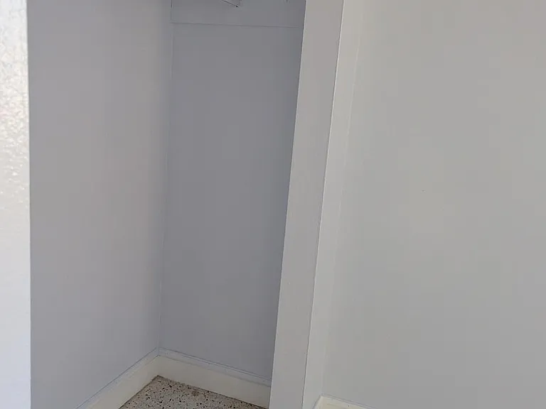 2736 Seneca Ave — Photo 11