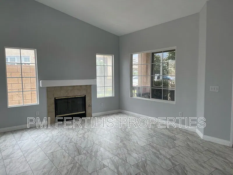 4 bed, 2.0 bath, 1812 sqft, $3,250 — Photo 2