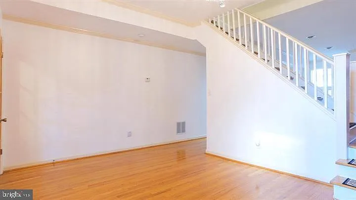 1209 E St NE — Photo 8