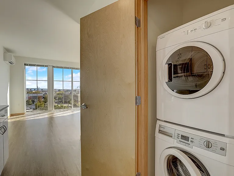 1 Bed / 1 Bath - 657 SF - Laundry
