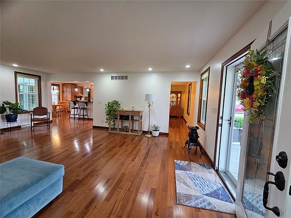 5th image of 305 Dick Rd