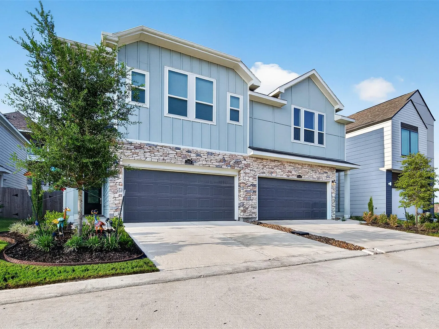 3 bed, 2.5 bath, 2089 sqft, $2,400 — Photo 3