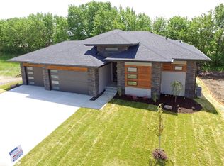 14416 Sutton Dr, Urbandale, IA 50323
