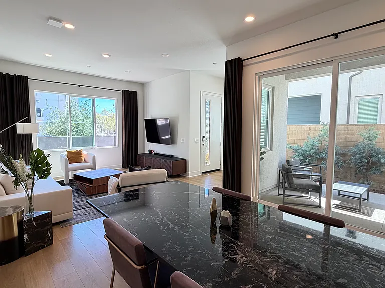 211 Paramount — Photo 4