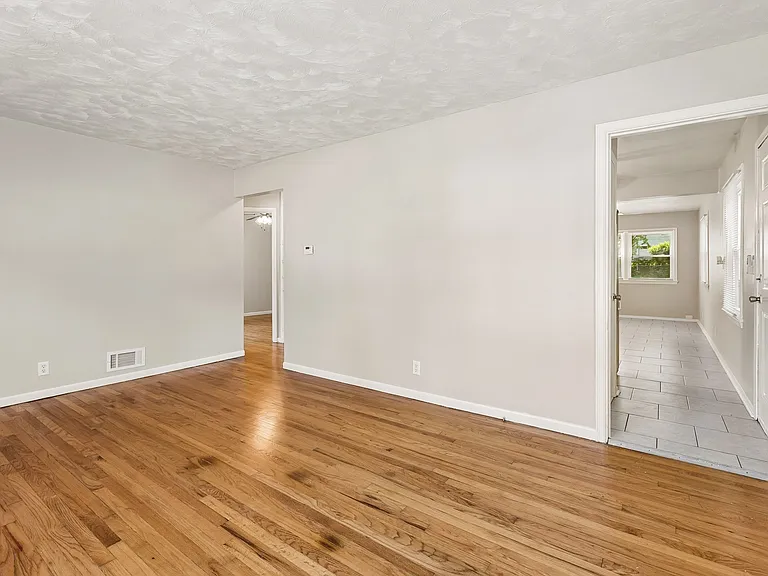3915 Crown Point Ave — Photo 6