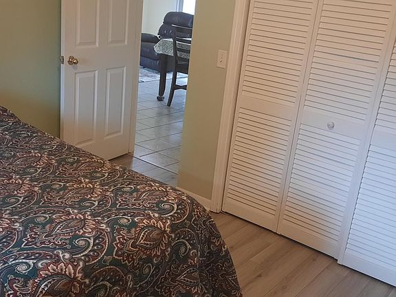 New floors and large closets. Room darkening shade.