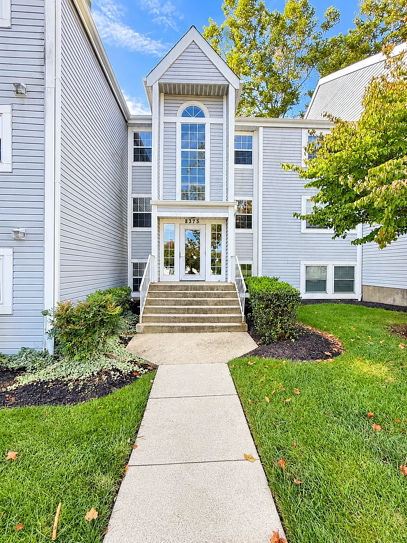 Bright & Spacious 3 Bedroom 2 Bathroom Condo in Ellicott City — Photo 1
