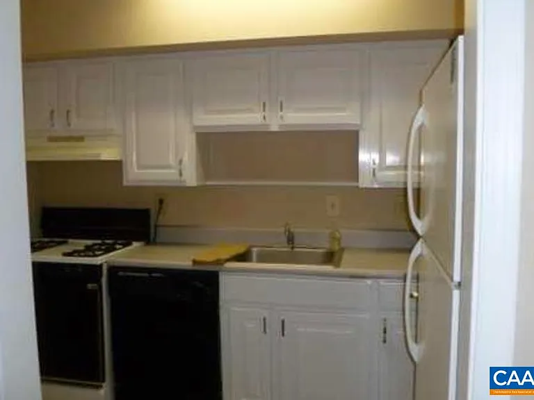 2422 Barracks Pl #4 — Photo 1