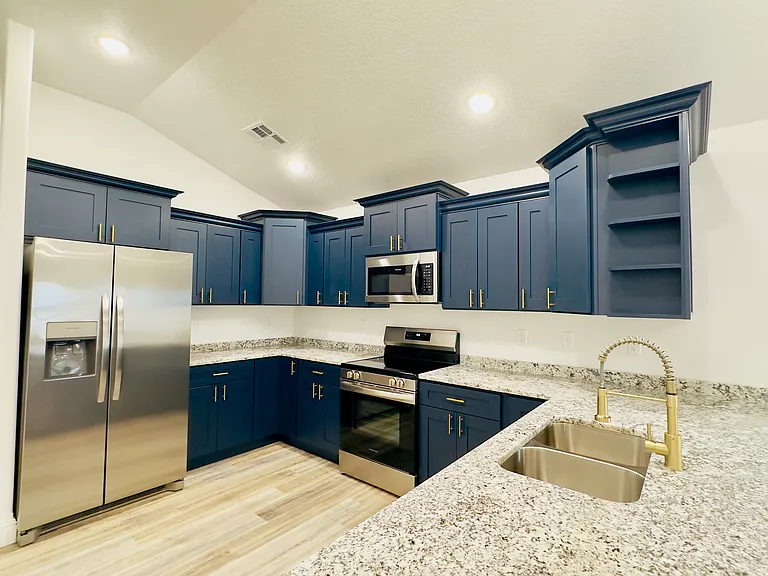 704 N Liberty St — Photo 3