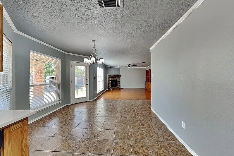 4 bed, 2.5 bath, 2700 sqft, $2,800 — Photo 4
