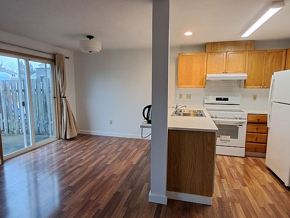5th image of 806 SE 153rd Ave APT A