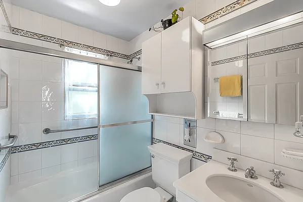 Sold by Daniel Gale Sotheby's International Realty | media 17