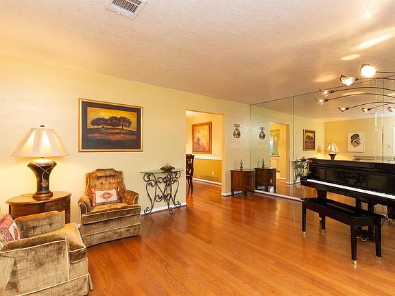 4th image of 2702 Golden Leaf Dr