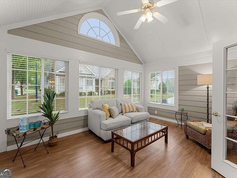 1st image of 805 Village Ln