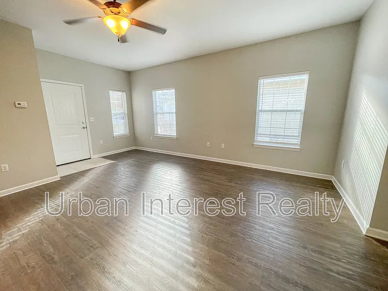 3 bed, 2.0 bath, 1204 sqft, $2,150 — Photo 3