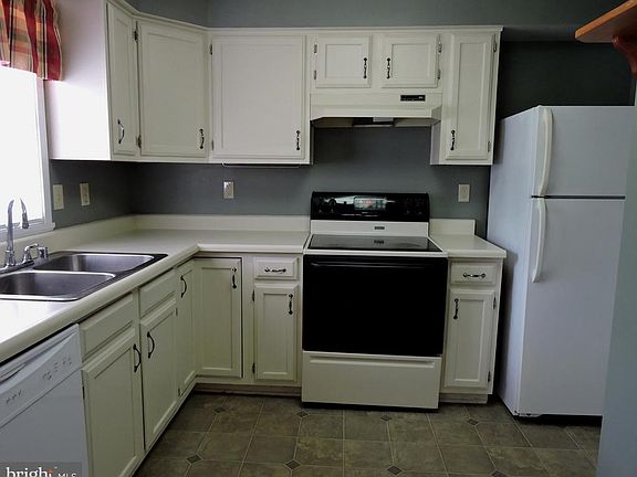 5th image of 1553 Violet Dr