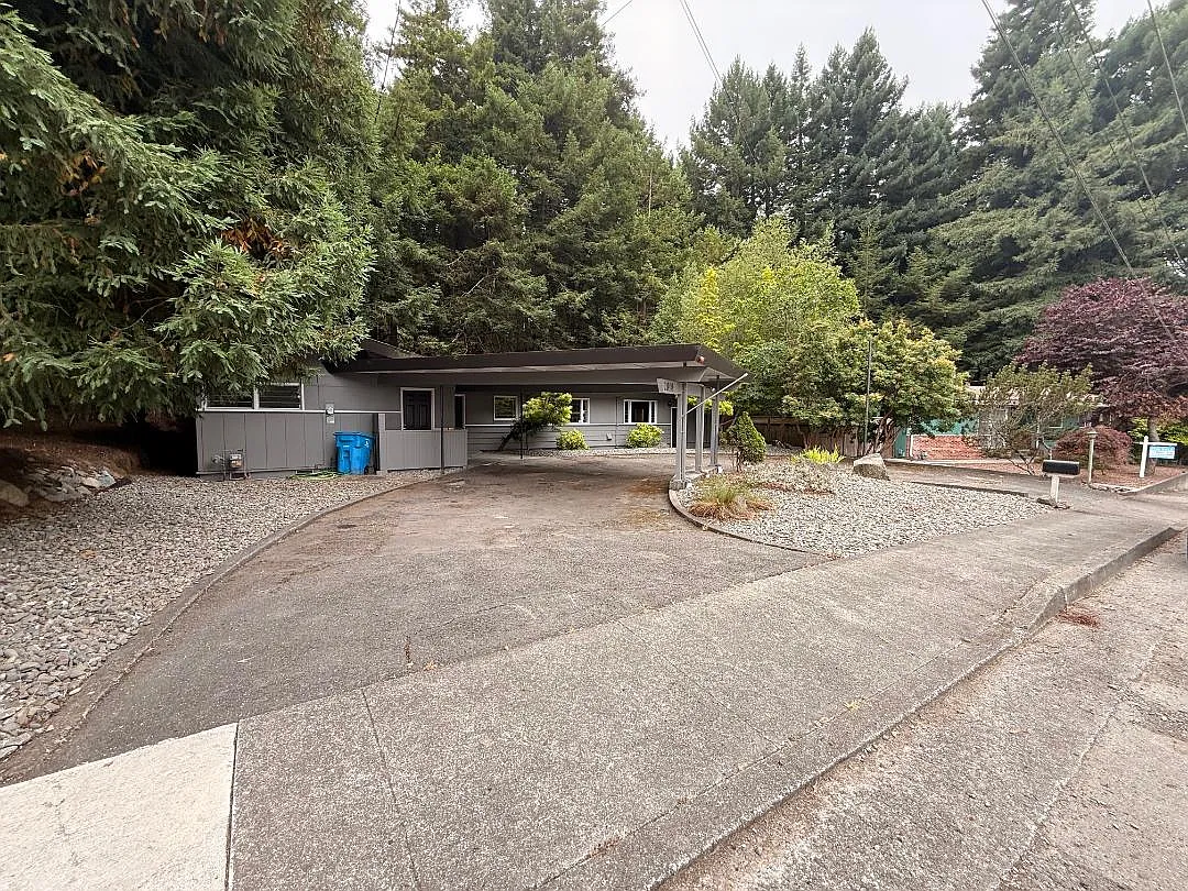 4 bed, 2099 sqft, $2,100 — Photo 2