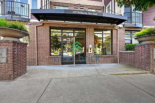 124 Bellevue Ave E Photo 1