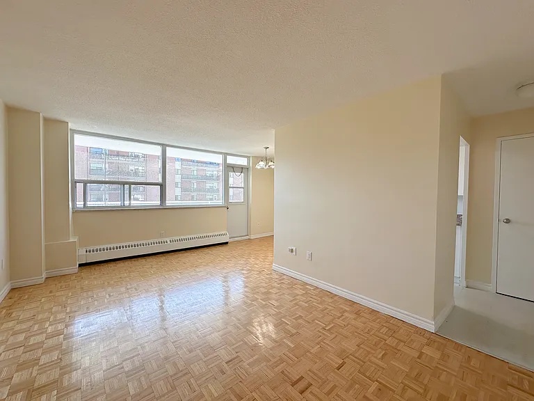 25 Paisley Blvd W — Photo 4