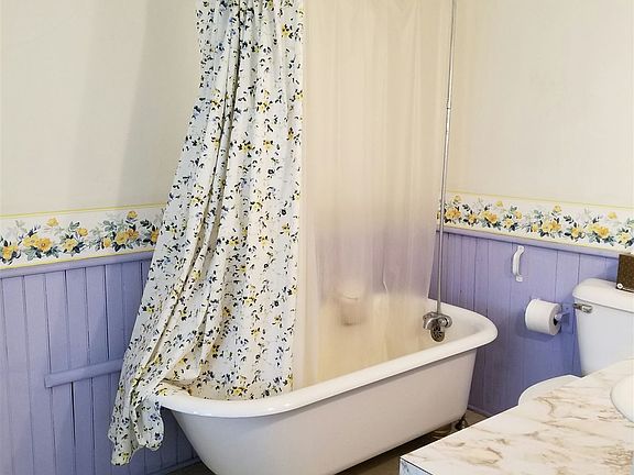 IMG_20171029_081650.jpg APT 1 BATH