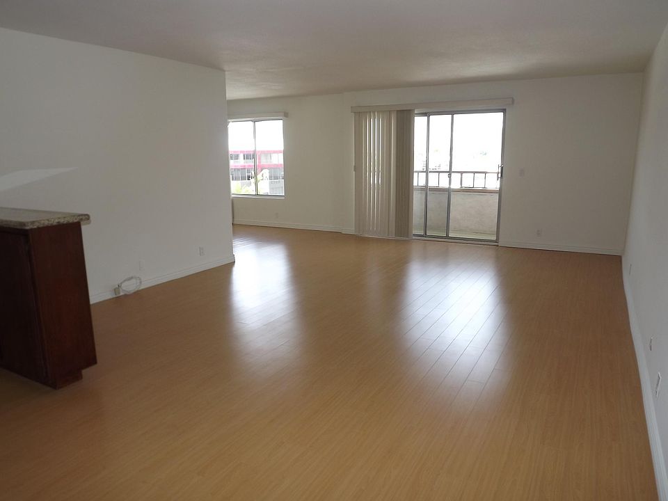 Living room with great front room city views, looks west to Century City and Beverly Hills.