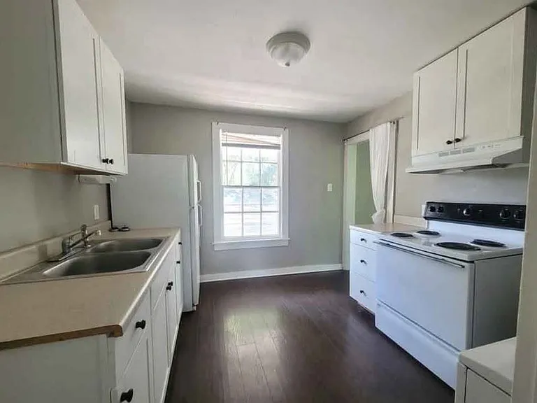 703 W Houston St #B — Photo 8