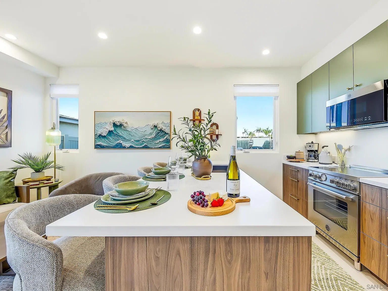 2 bed, 2.0 bath, 718 sqft, $6,600 — Photo 4