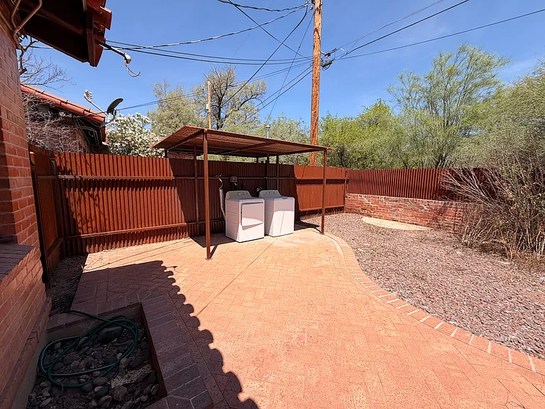 1321 E 9th St — Photo 24