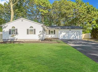 9 Janell Ln, Farmingville, NY 11738
