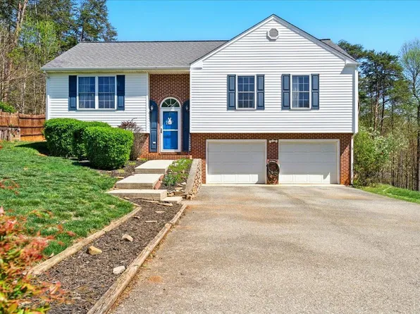 1027 Alison Ln, Vinton, VA 24179