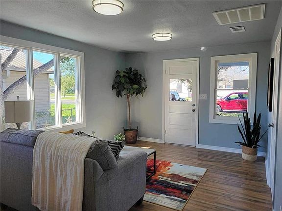 5th image of 309 E Hoffman Ave