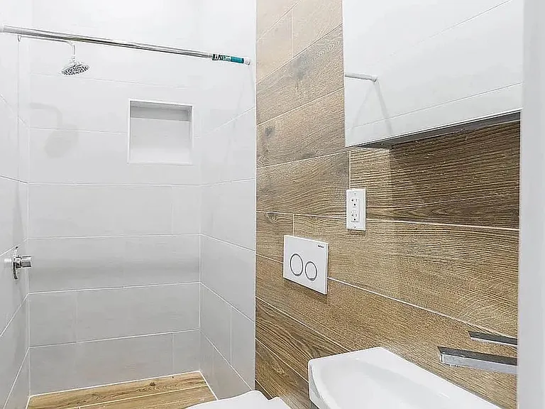 352 Melrose St #1R — Photo 7