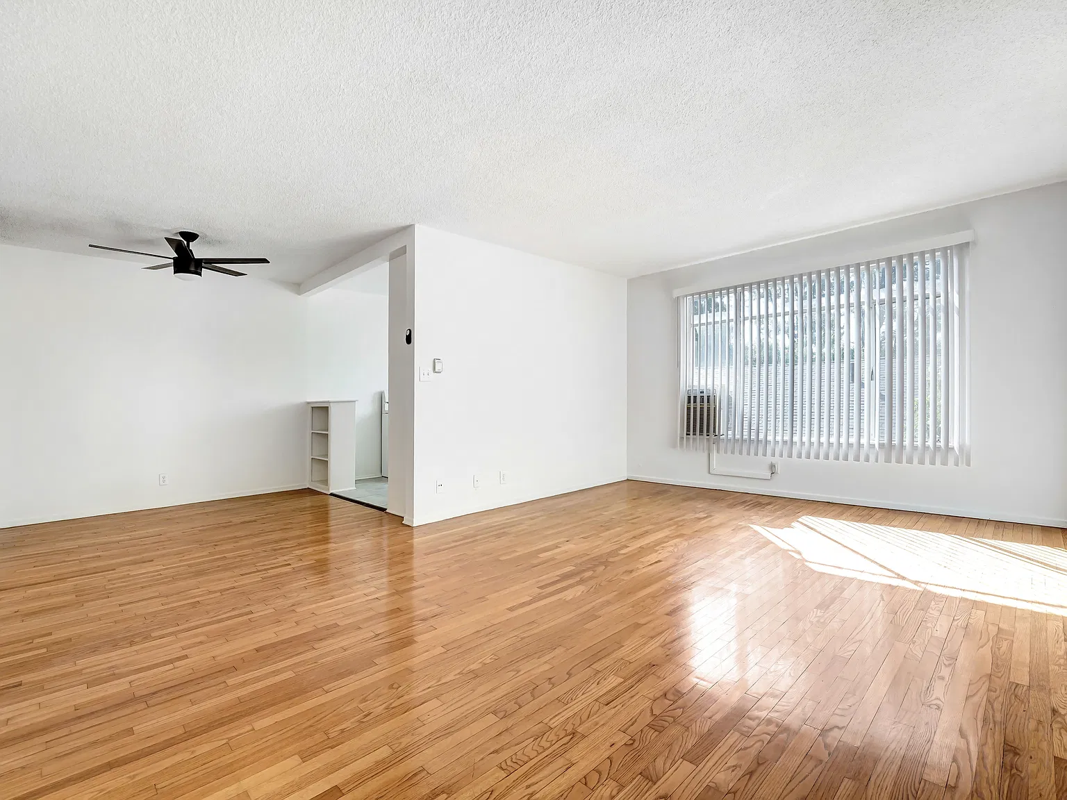2 bed, 900 sqft, $2,545 — Photo 3
