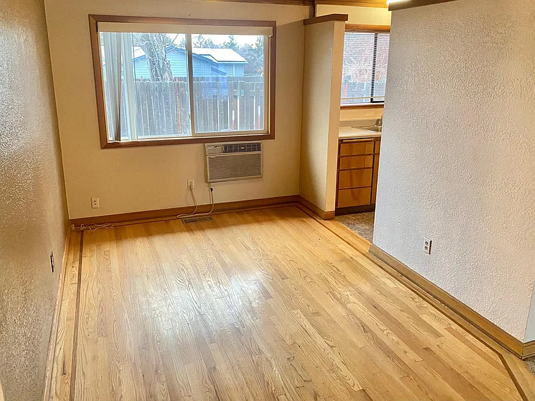 2816 NE Lapoint Ct — Photo 9