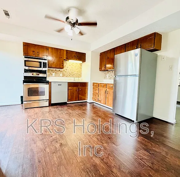 16 Nags Head Ct — Photo 2