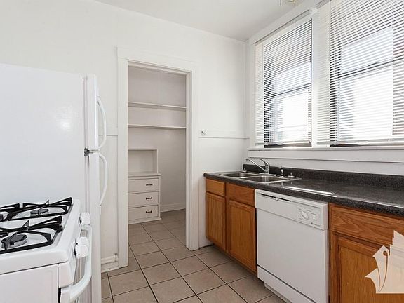 5th image of 1128 W Oakdale Ave
