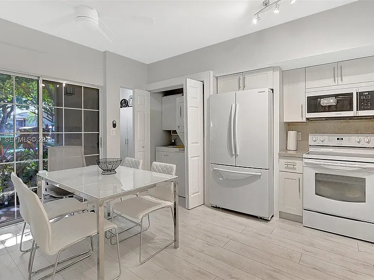 7613 Cinebar Dr — Photo 2