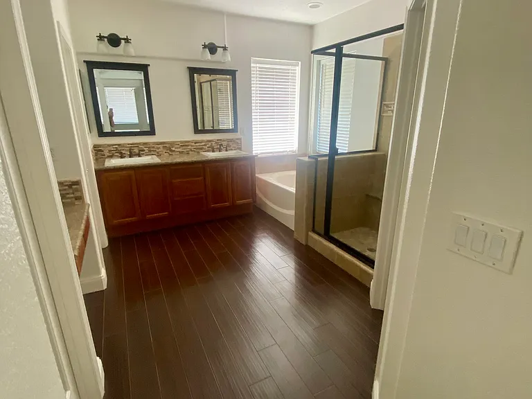 Master bedroom en suite