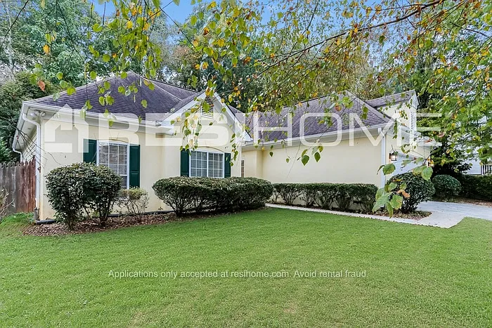 3 bed, 2.0 bath, 1719 sqft, $2,160 — Photo 2