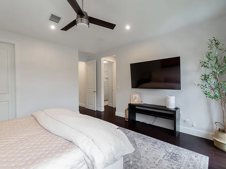 918 Saint George Blvd — Photo 16