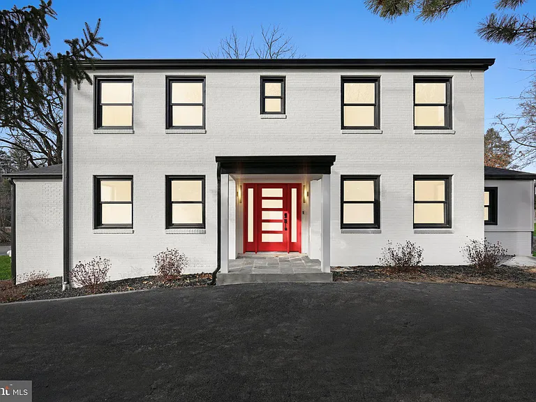 9200 Cedar Ln — Photo 2