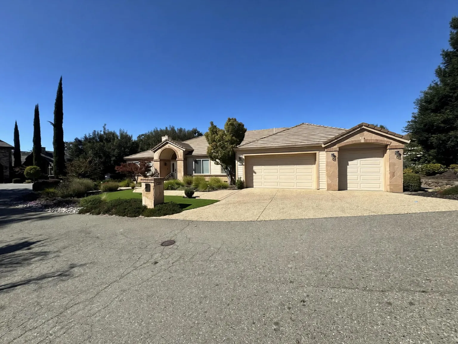 3 bed, 2.0 bath, 3208 sqft, $7,500 — Photo 3