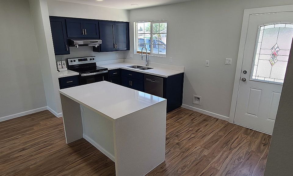 1st image of 8432 W Clarendon Ave