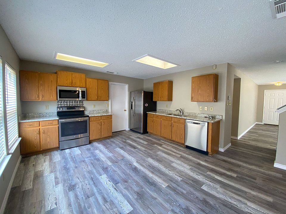 1st image of 13420 Magnolia Brk
