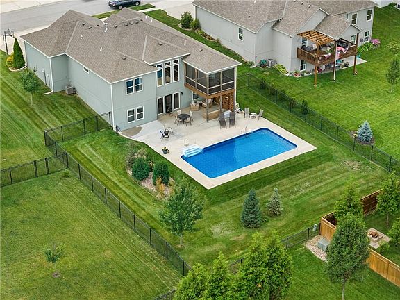 3rd image of 1109 SW Brookside Ct