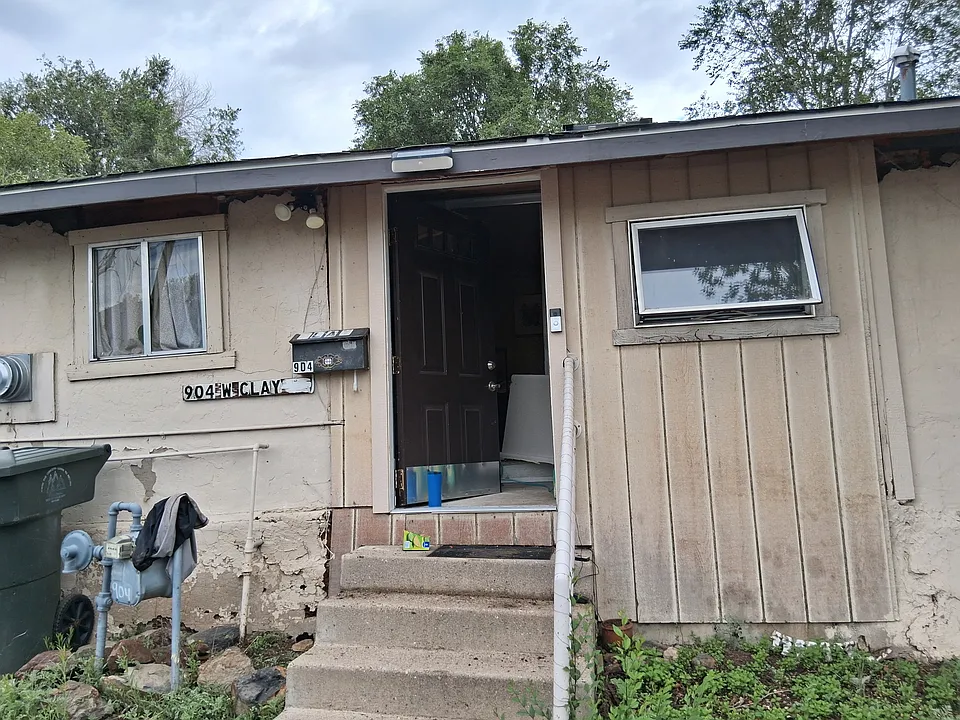 904 W Clay Ave