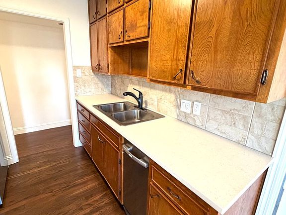 3rd image of 1704 Castle Ct
