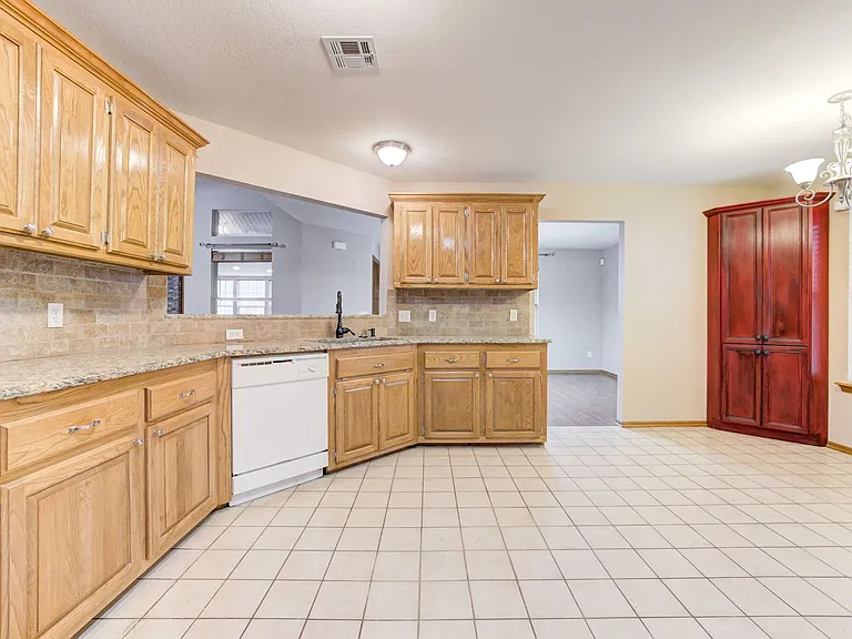 605 Eastview Dr — Photo 17