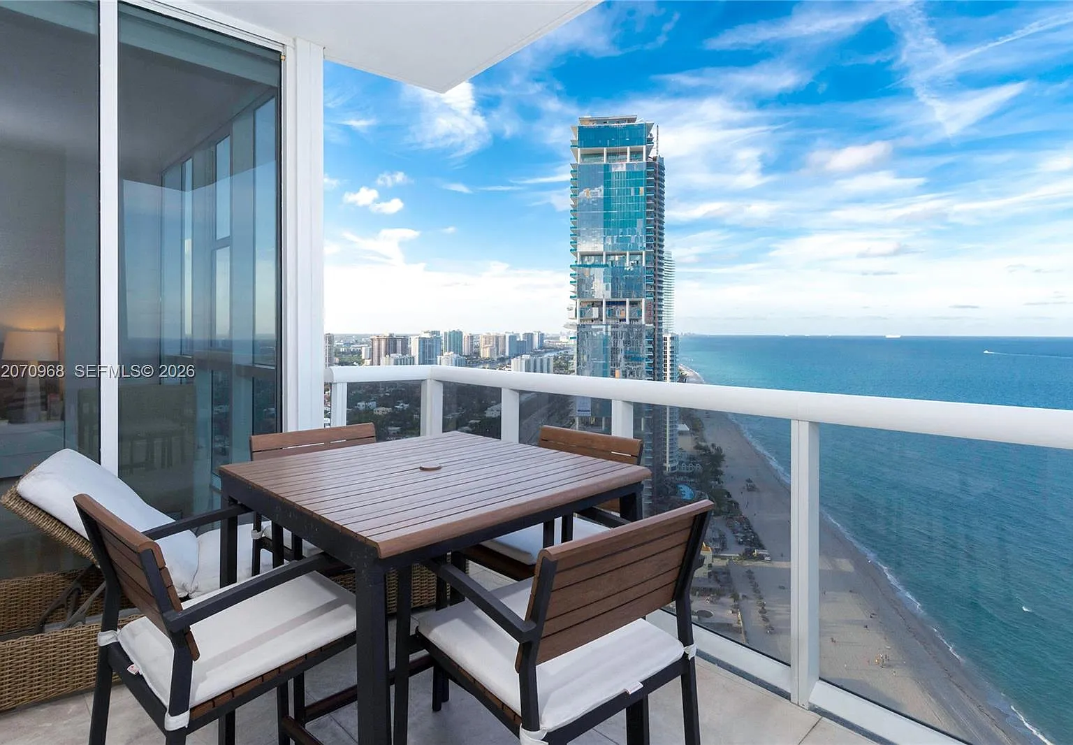 Trump Royale Condo — Photo 1