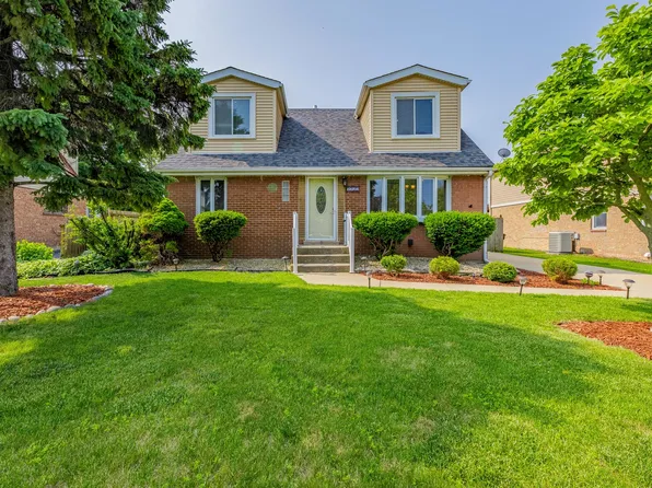 7733 Suburban Ln, Bridgeview, IL 60455